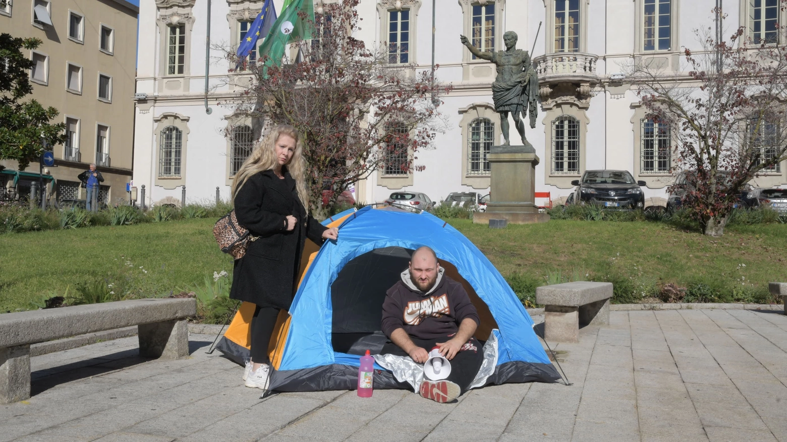Viviana Metta e il figlio Daniel Migliavacca nella tenda davanti al municipio (Torres)