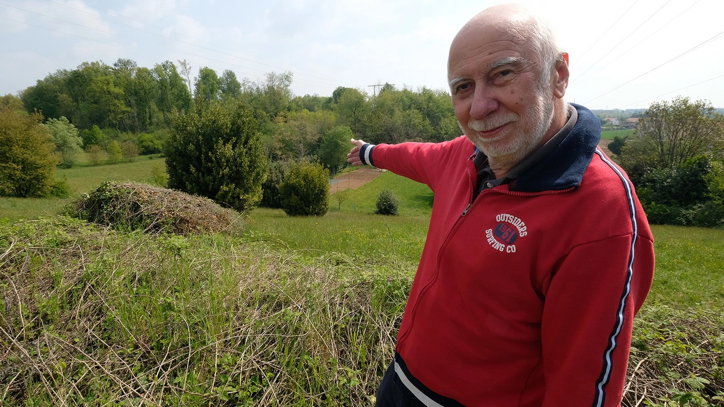 L’ecologista Roberto Sala mostra i terreni che saranno devastati dalla Pedemontana