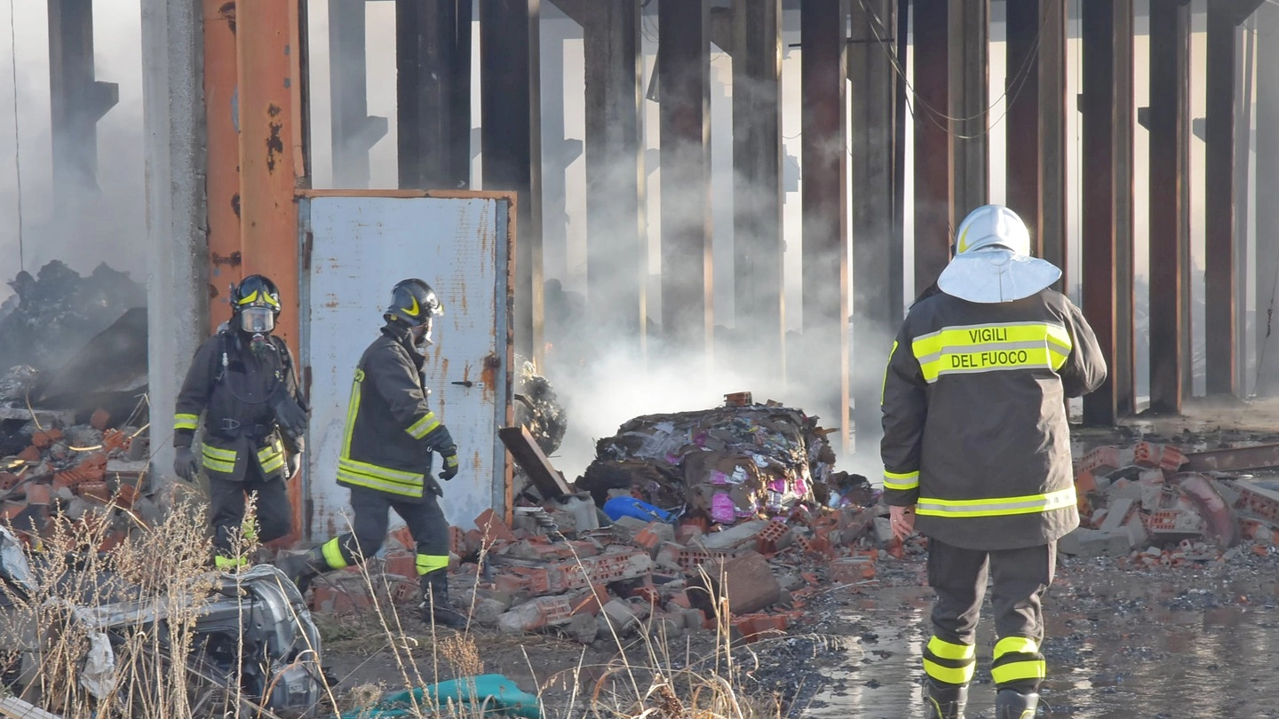 Il recente incendio di rifiuti di gomma e plastica al magazzino abbandonato a Corteolona