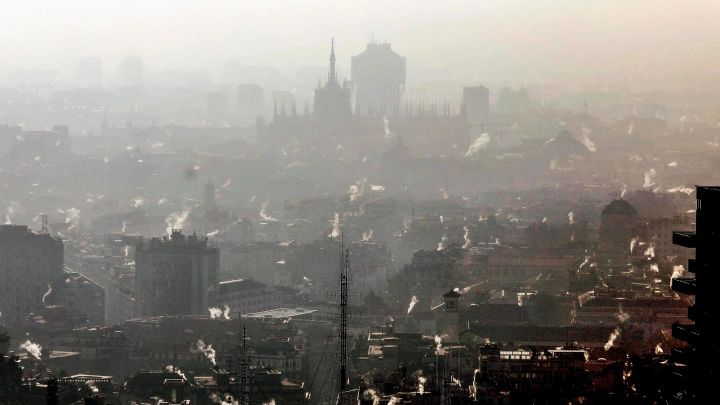 Smog e nebbia a Milano. Previsioni del tempo: ancora alta pressione (foto Ansa)