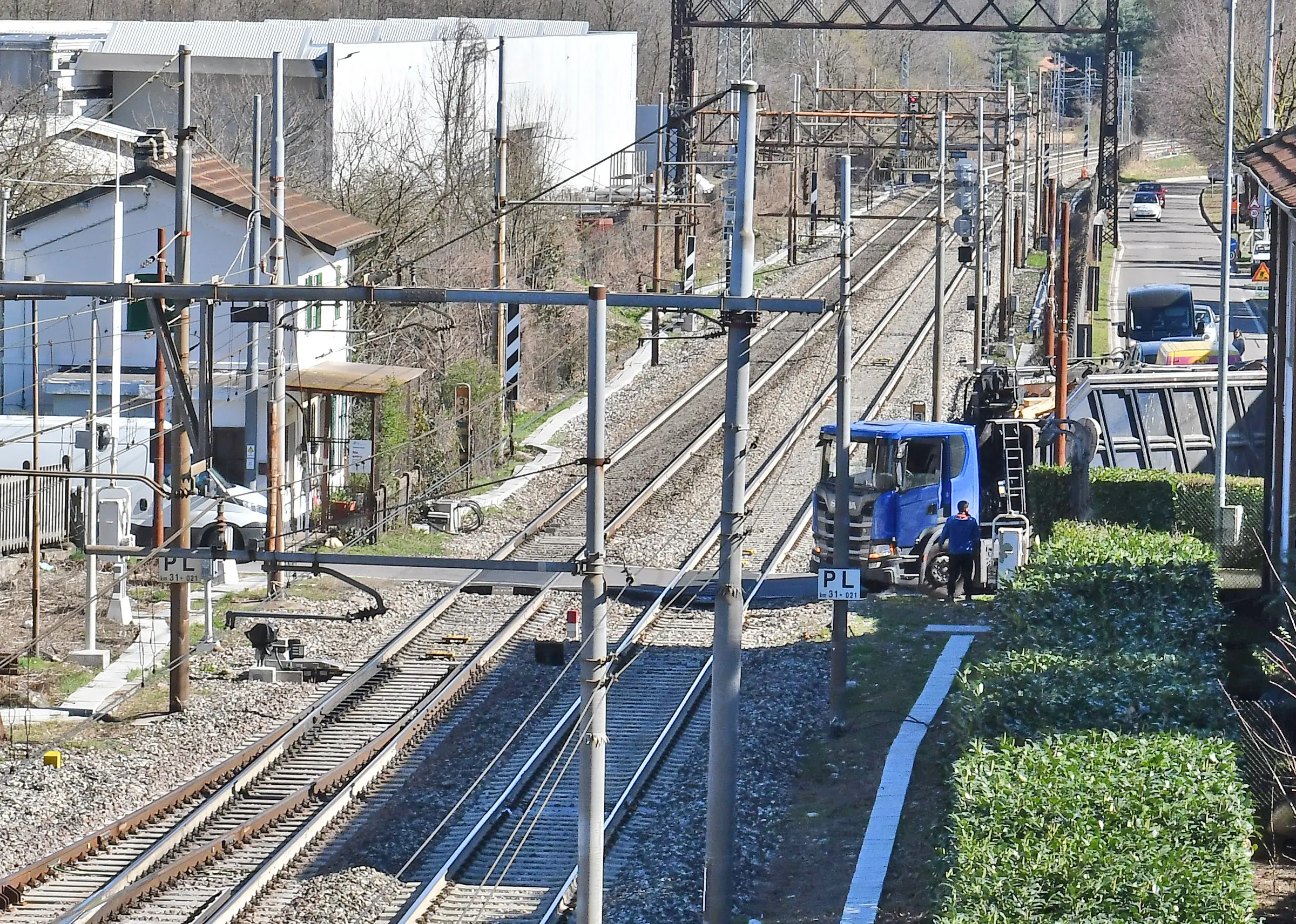 Carimate, il passaggio a livello ha i giorni contati