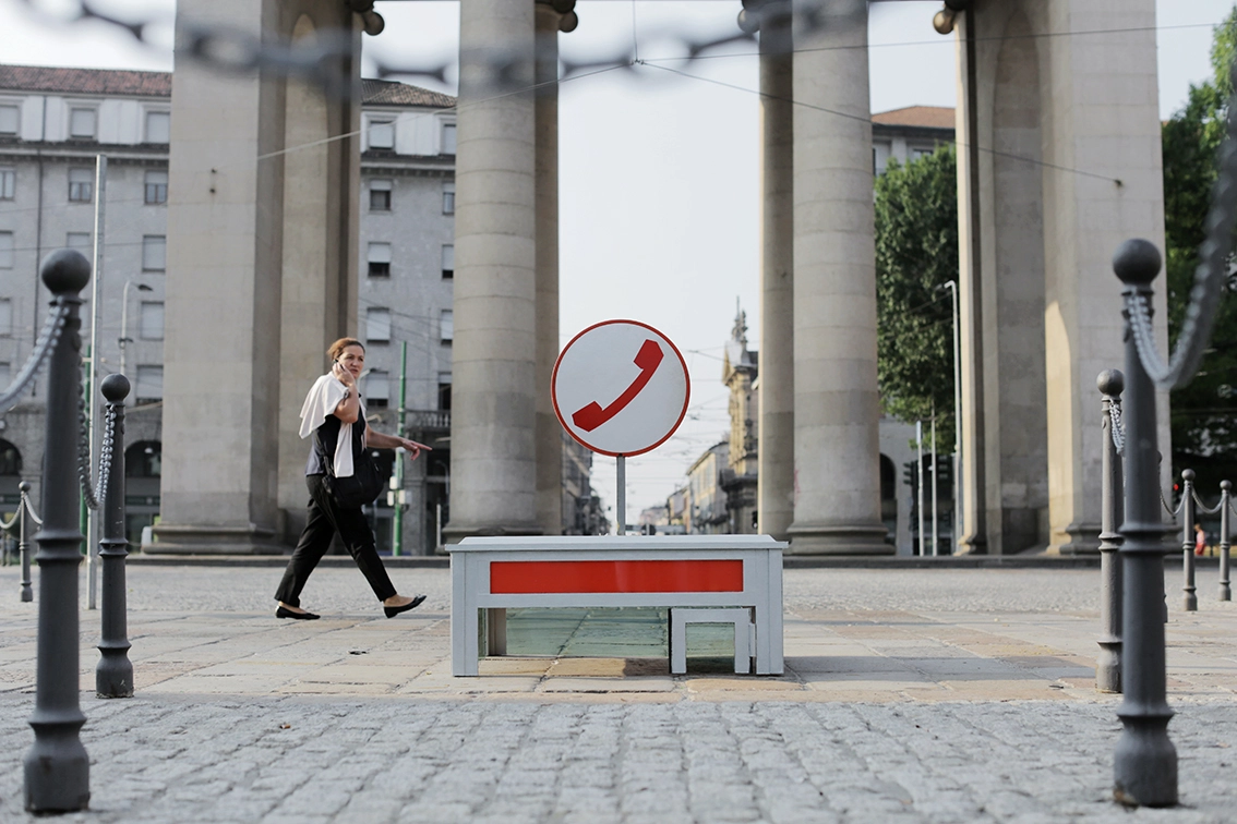Un cabina telefonica sotterrata