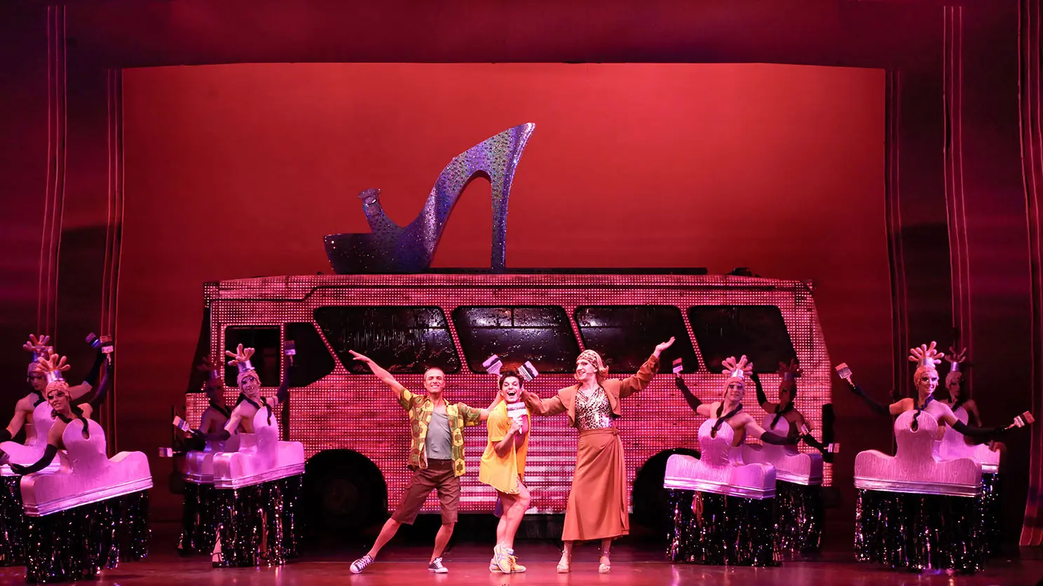 Una scena del musical Priscilla, la Regina del Deserto