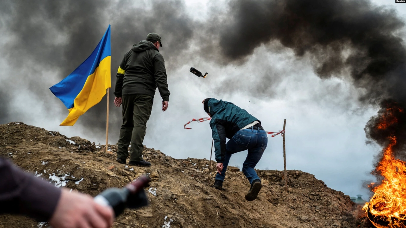 Un civile ucraino si allena a lanciare molotov per difendere la città di Zhytomyr