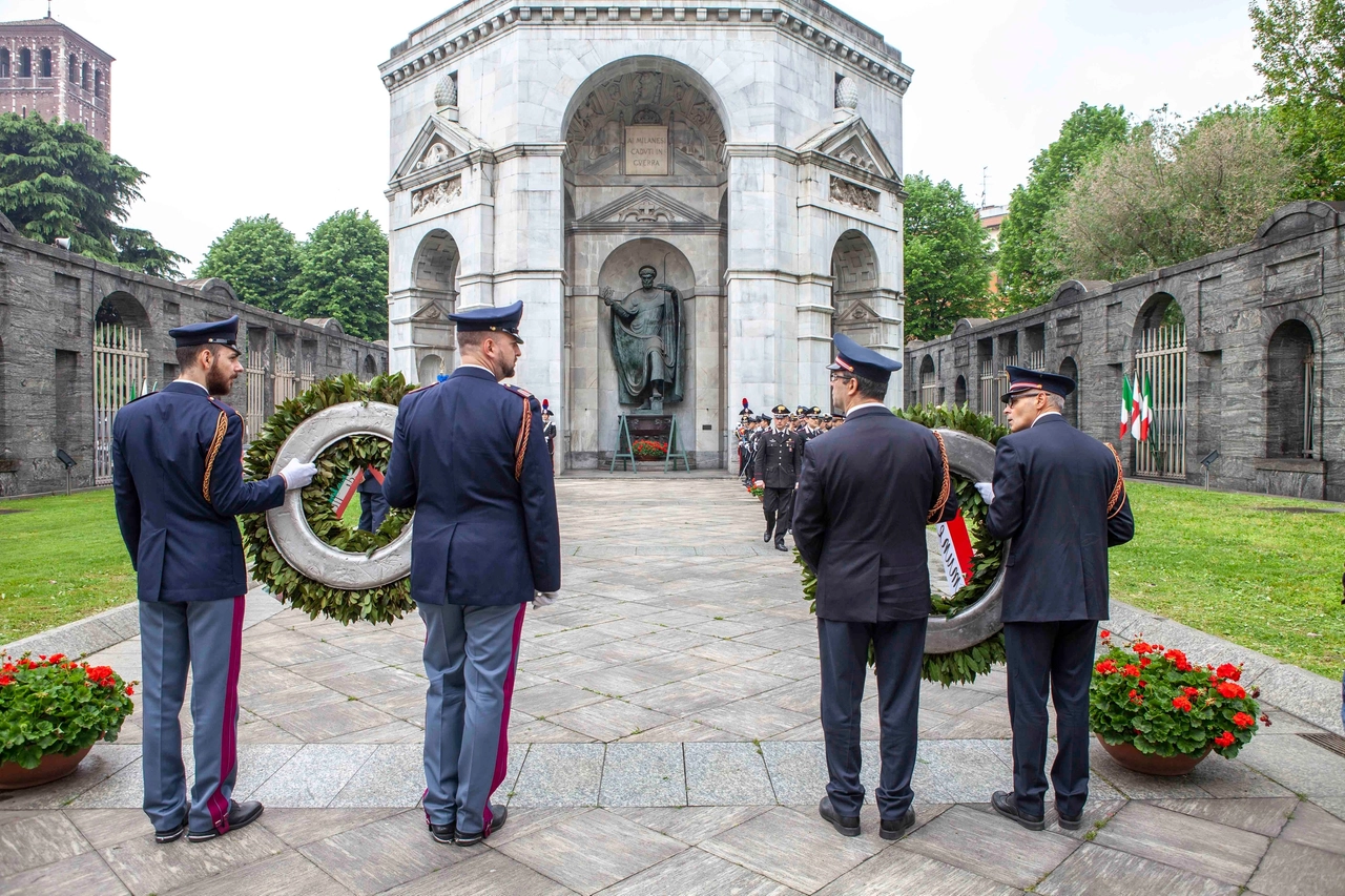 25 Aprile, deposizione corone in piazza Sant'Ambrogio a Milano