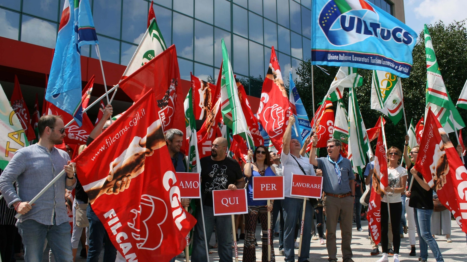 Manifestazione contro il trasferimento, già a partire dai primi di agosto, a Verano Brianza. Le voci dei lavoratori