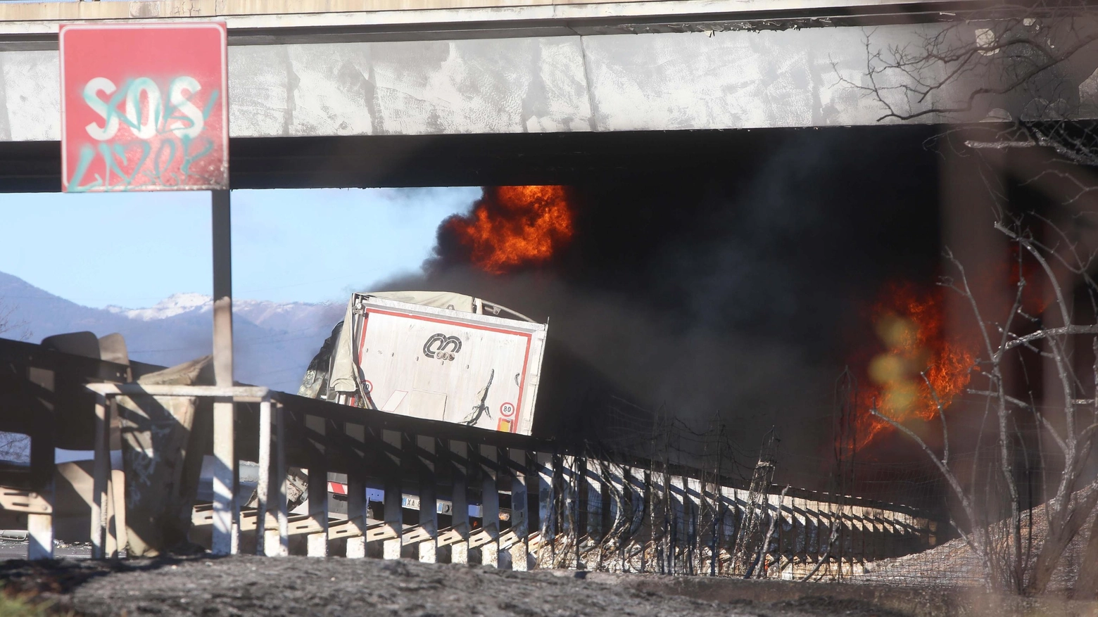 Incidente in A21, a fuoco camion con cisterna (Ansa)