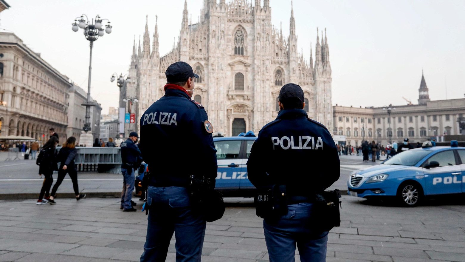 Controlli della Polizia di Stato in piazza Duomo (foto d'archivio) Controlli della Polizia di Stato in piazza Duomo (foto d'archivio)