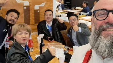 PizzAut, un imprenditore orientale con un figlio autistico visita il ristorante e chiede di aprirlo anche in Cina