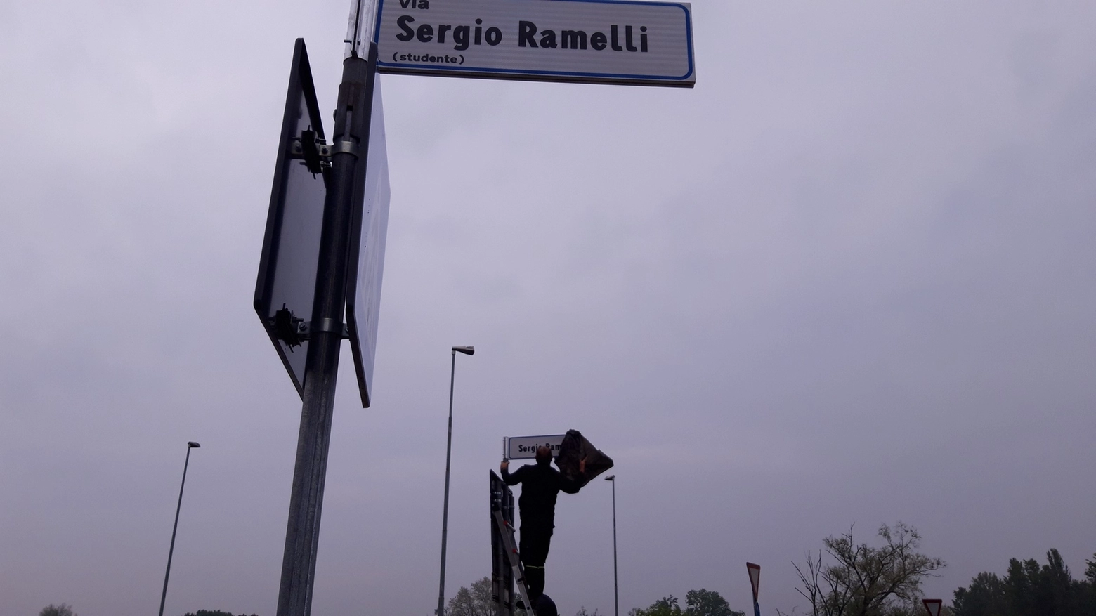 La targa di intitolazione della via a Sergio Ramelli