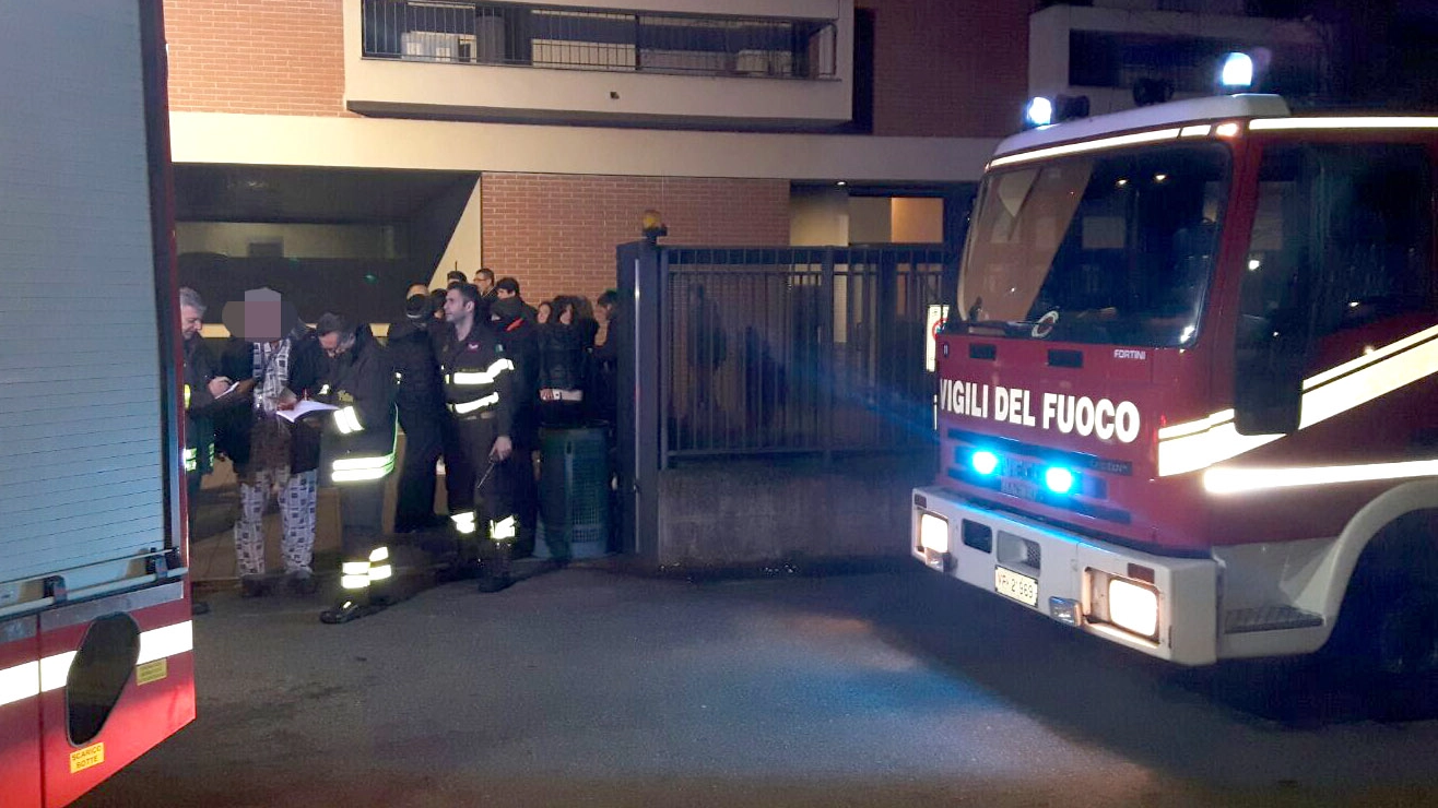 Il settantottenne è stato trovato privo di vita dopo che i vigili del fuoco hanno domato le fiamme. La causa del rogo potrebbe essere un guasto alla stufetta che usava per riscaldarsi
