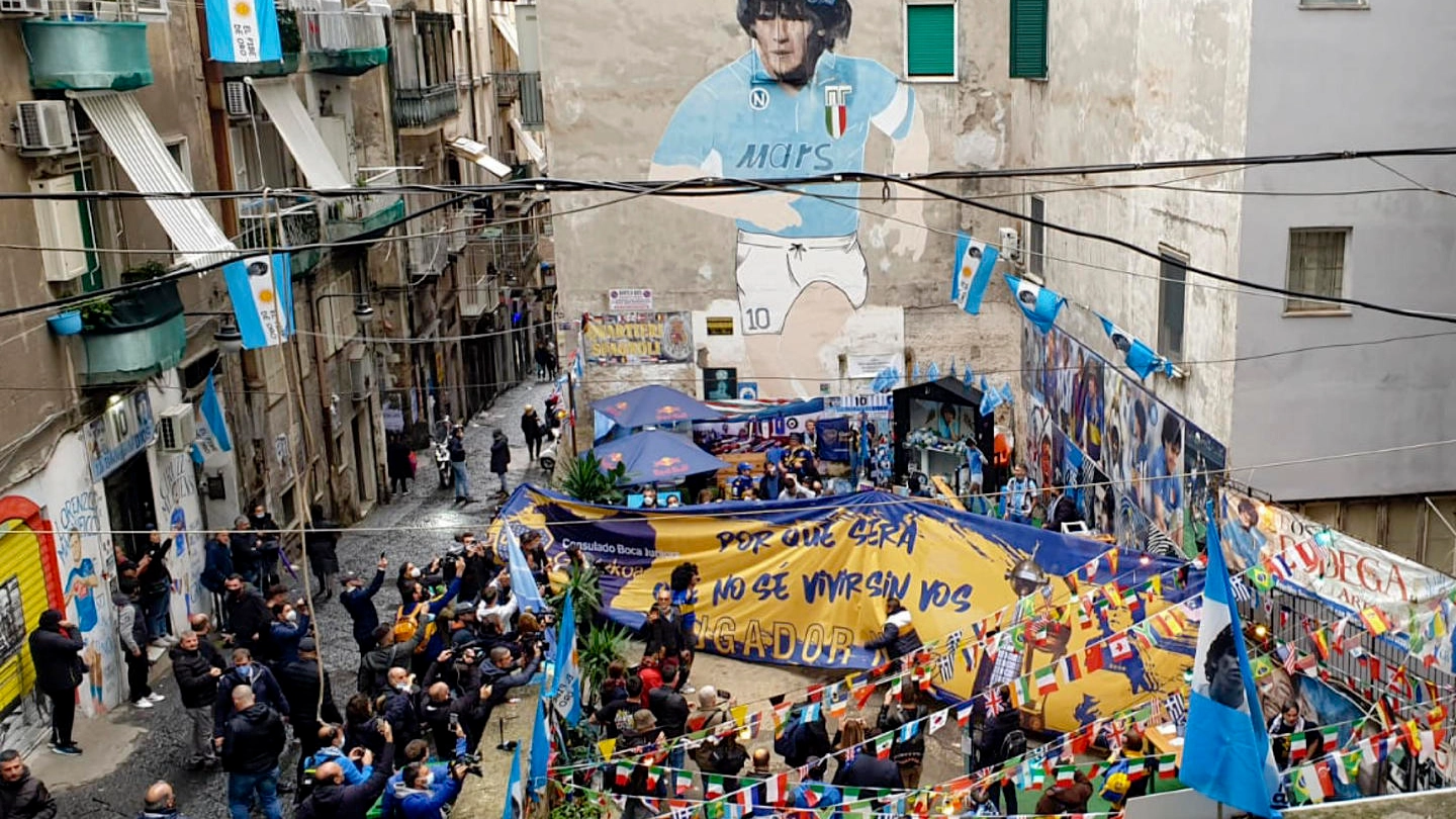 Il murales nei quartieri spagnoli di Napoli in onore di Maradona