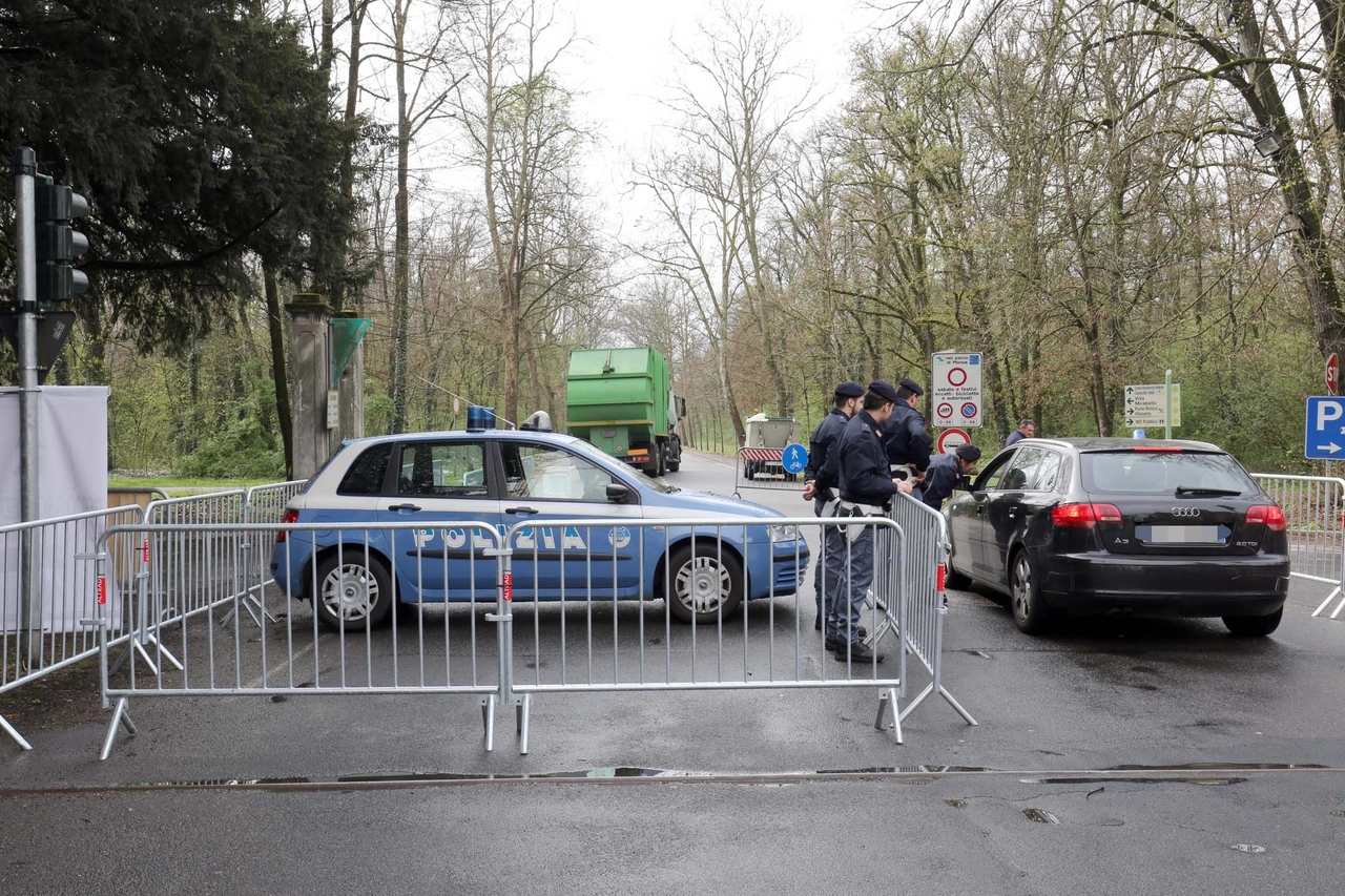Monza ingresso del parco presidiato (Radaelli)