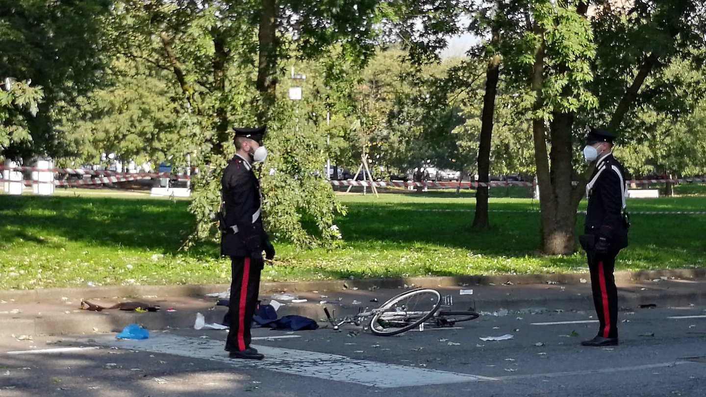 I carabinieri vicino alla bicicletta