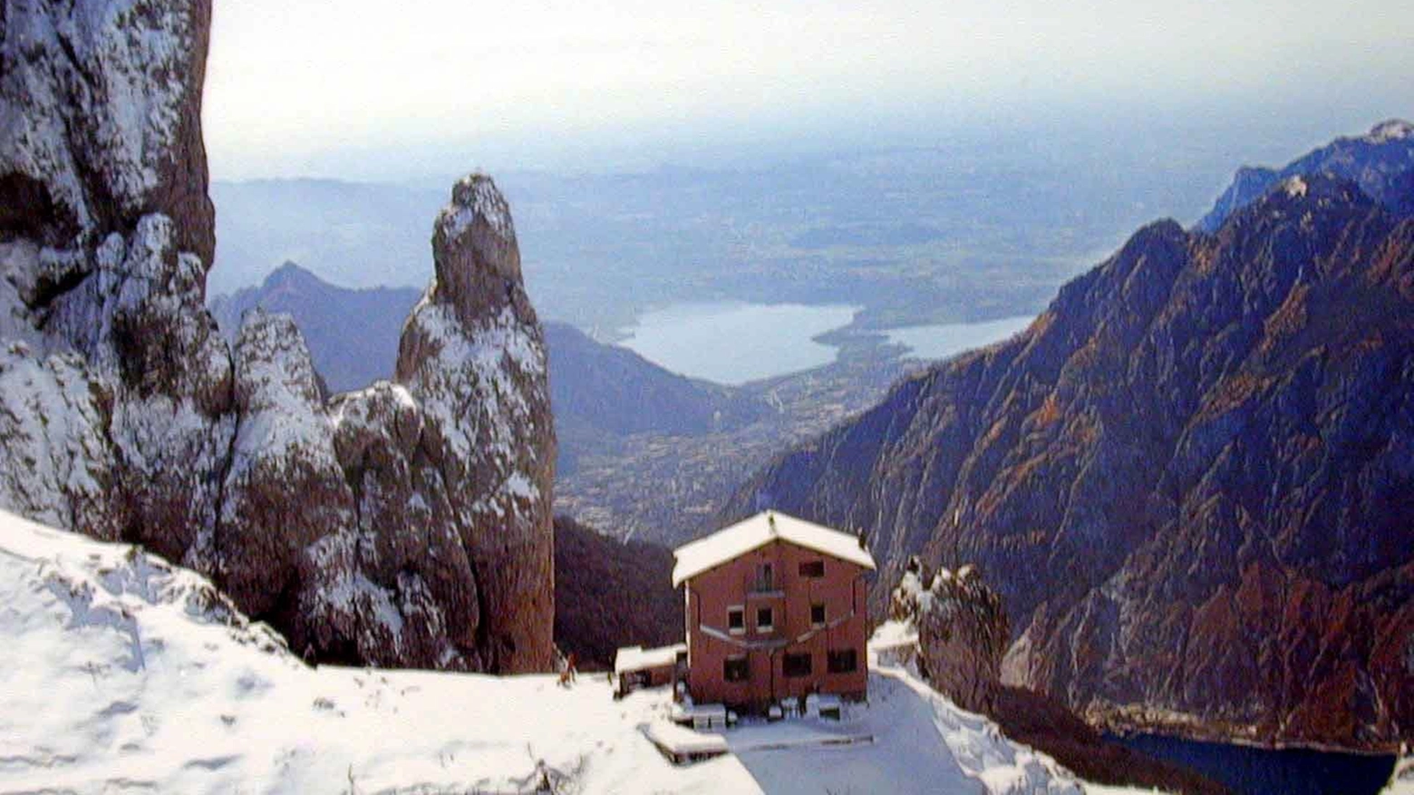 Una veduta del rifugio Rasalba in cima alla Grignetta