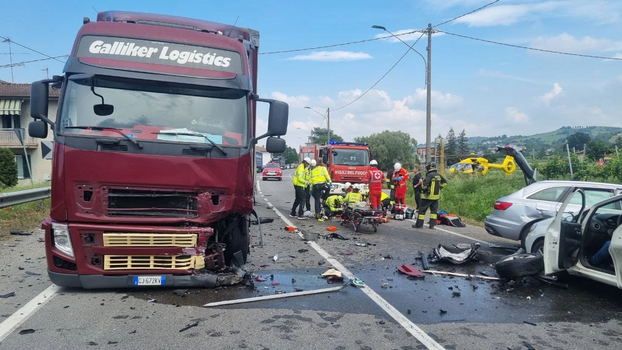 L'incidente sulla via Emilia a Casteggio L'incidente sulla via Emilia a Casteggio