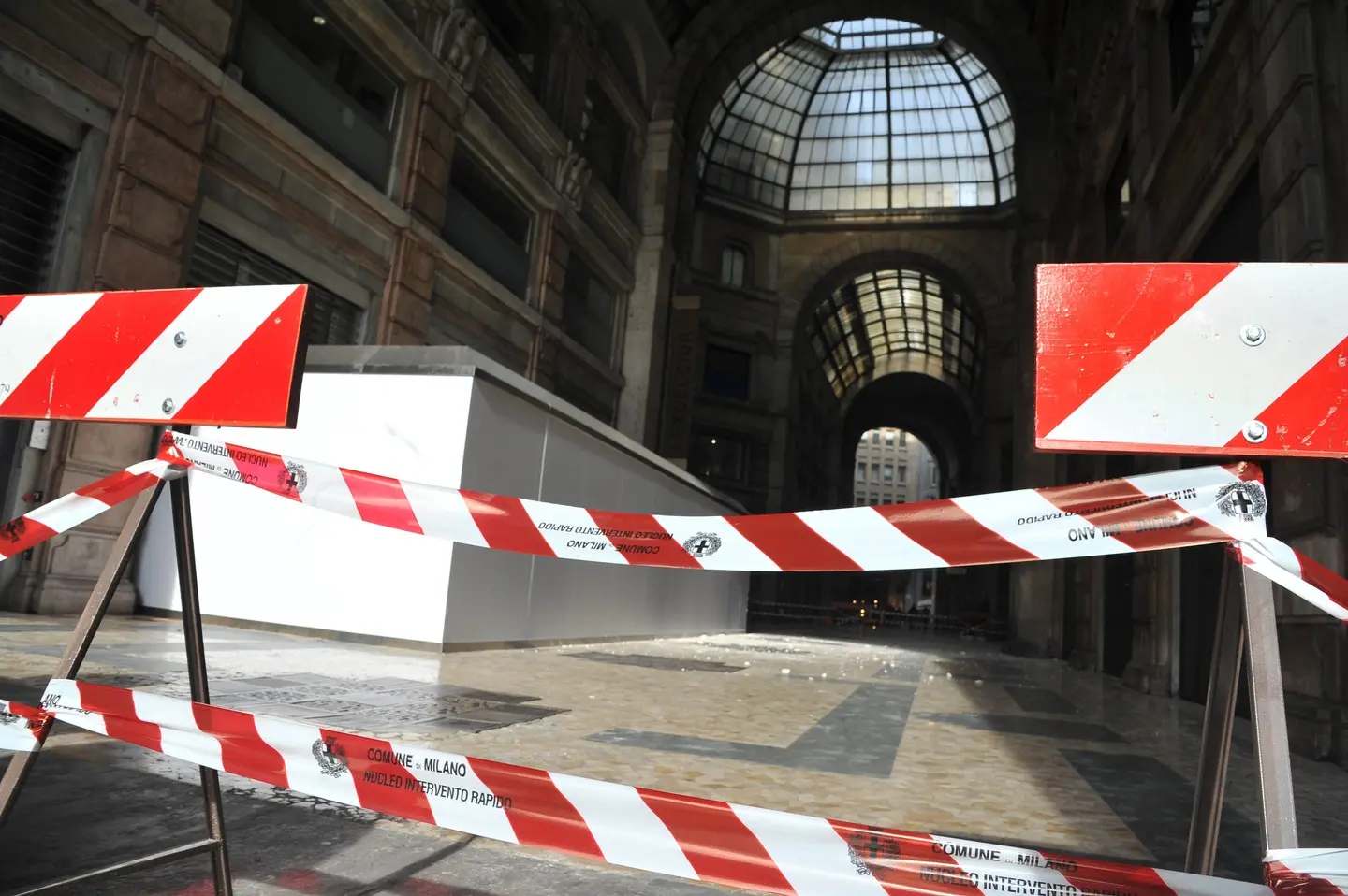 Galleria Corso, il sopralluogo dopo la caduta di calcinacci