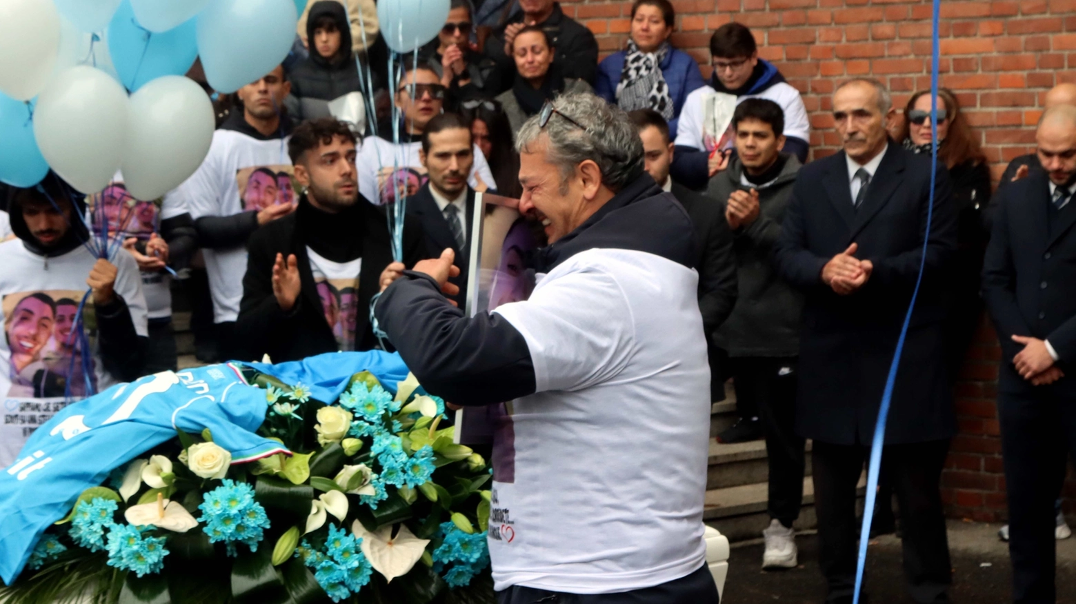 La bara del giovane Bennardo Pagano, al funerale in via Turchino. Il saluto degli amici del quartiere dei tifosi del Napoli dei compagni dell'Oratorio (Ansa/Paolo Salmoirago)