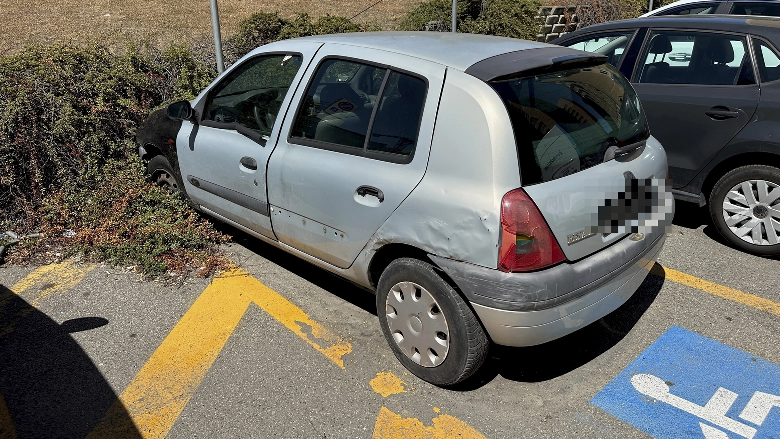 La Renault Clio abbandonata davanti al pronto soccorso