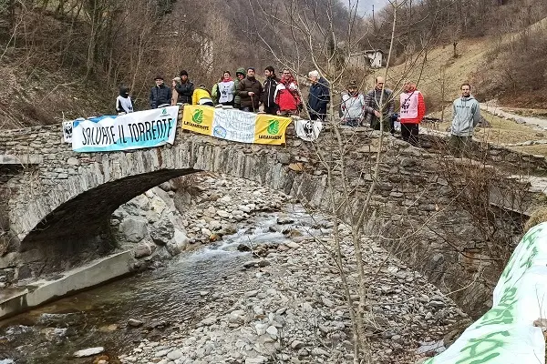 Premana, gli ambientalisti protestano per difendere i pesci del Varrone