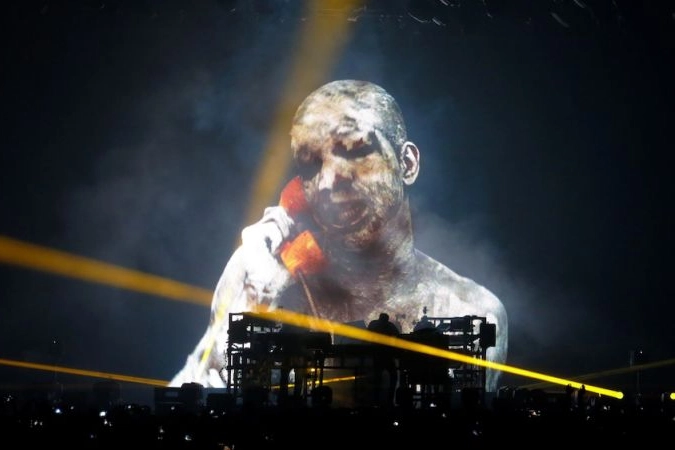 Un visual dei Chemical Brothers in concerto