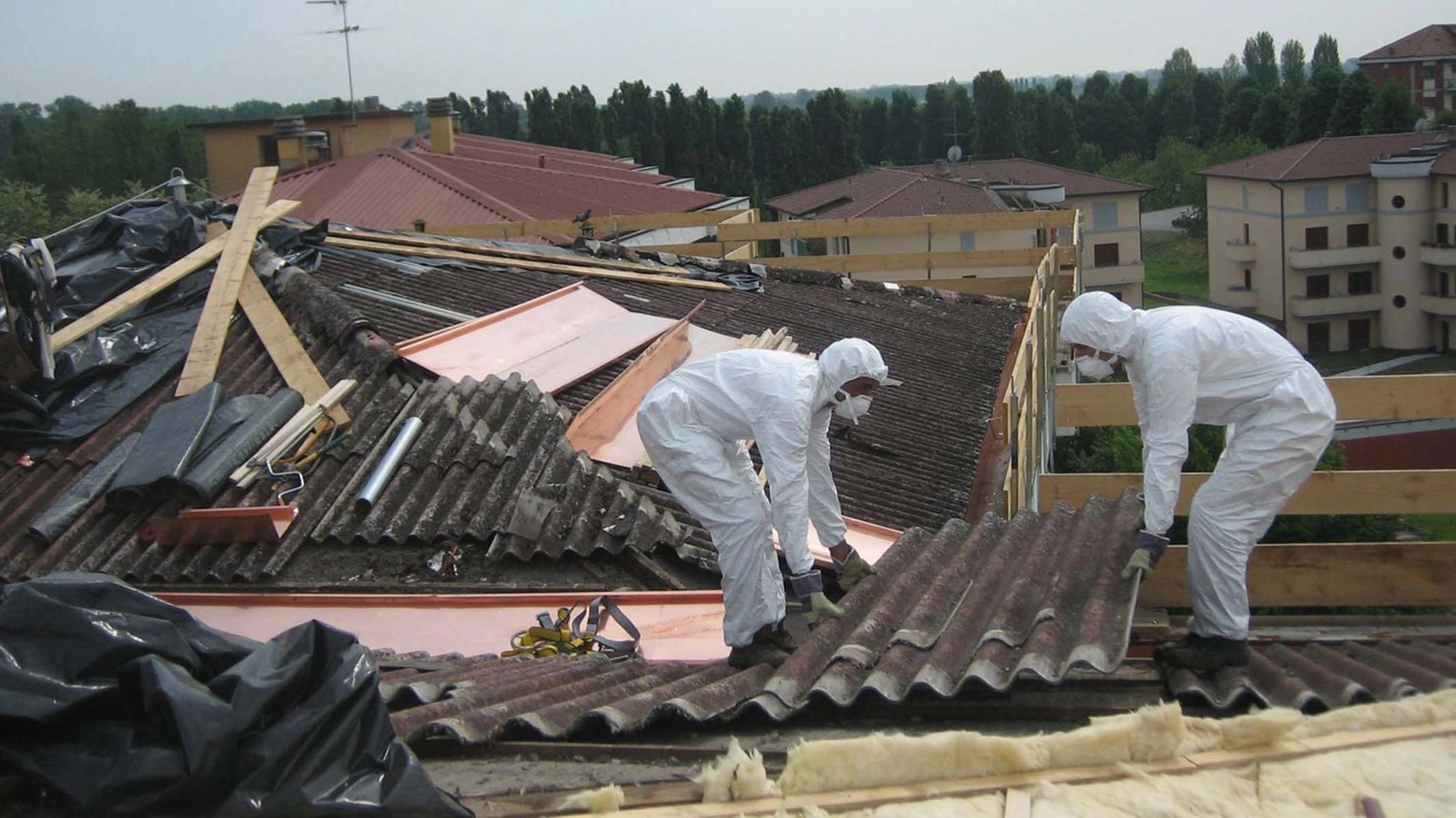 Un tetto viene bonificato dall'amianto