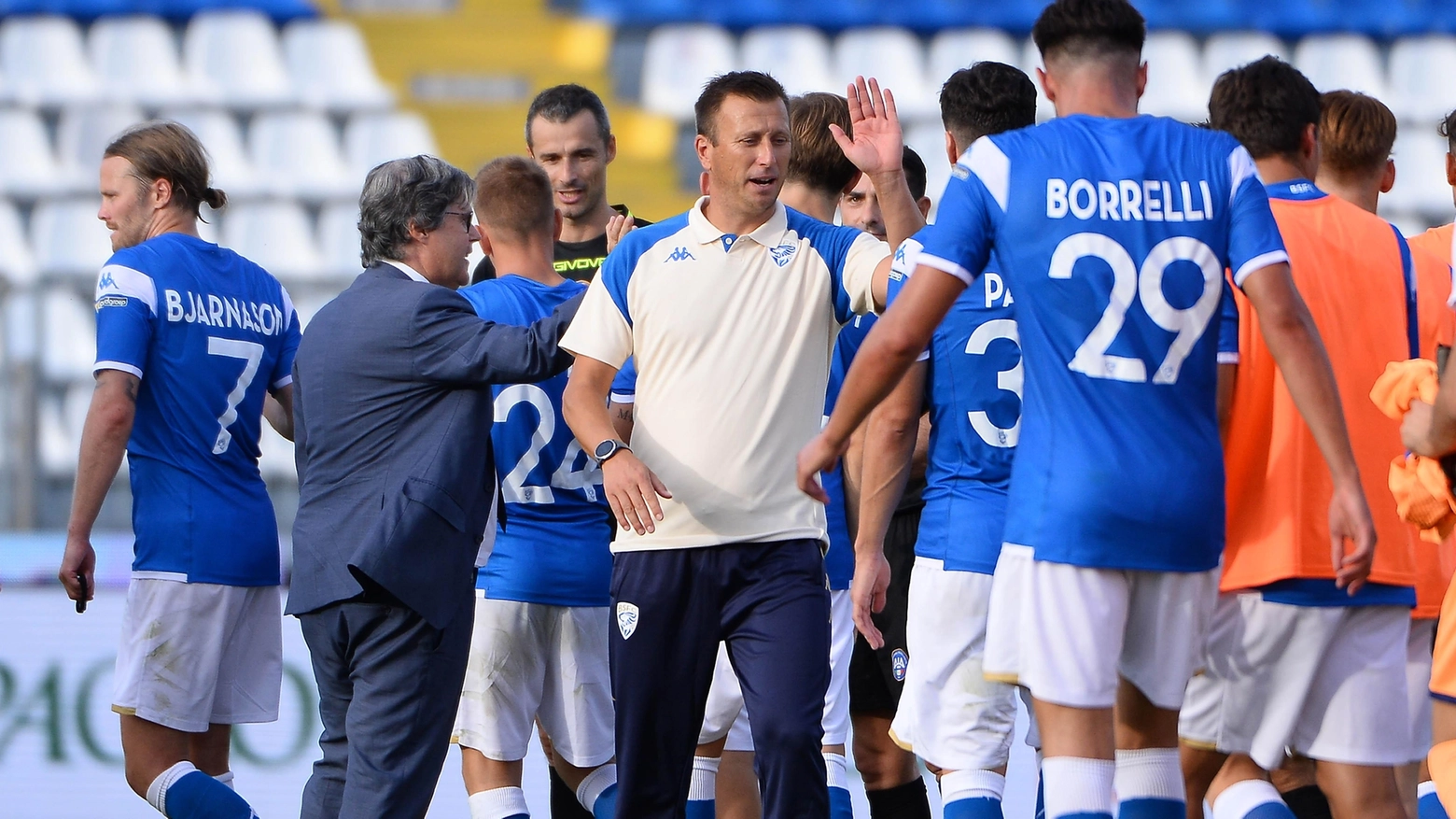 Mister Gastaldello si congratula con i suoi giocatori Mister Gastaldello si congratula con i suoi giocatori