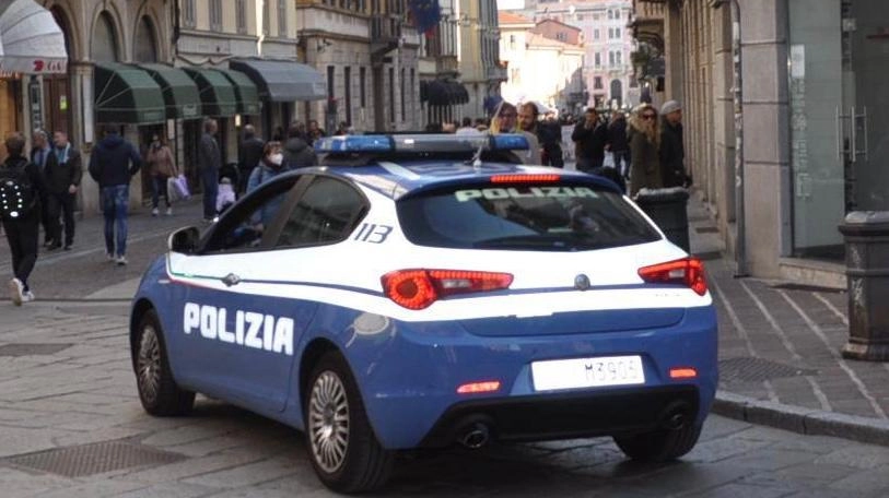 La macchina della polizia nel centro città
