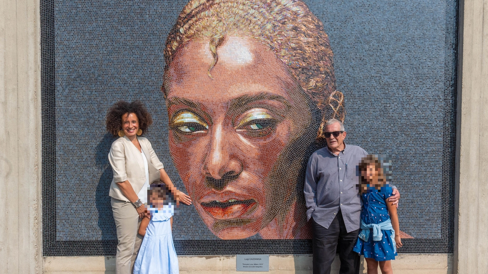 L'inaugurazione del mosaico con la figlia di Donyale Luna, Dream Diamante Cazzaniga, il marito della modella Luigi Cazzaniga e le nipotine