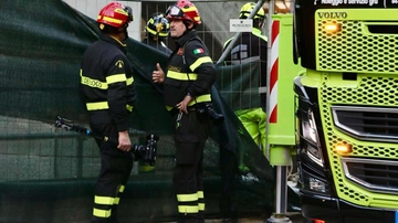 Crollo cantiere Firenze, quattro morti e ancora un disperso. Choc a Palazzolo sull’Oglio: “Raccolta fondi per aiutare le famiglie”