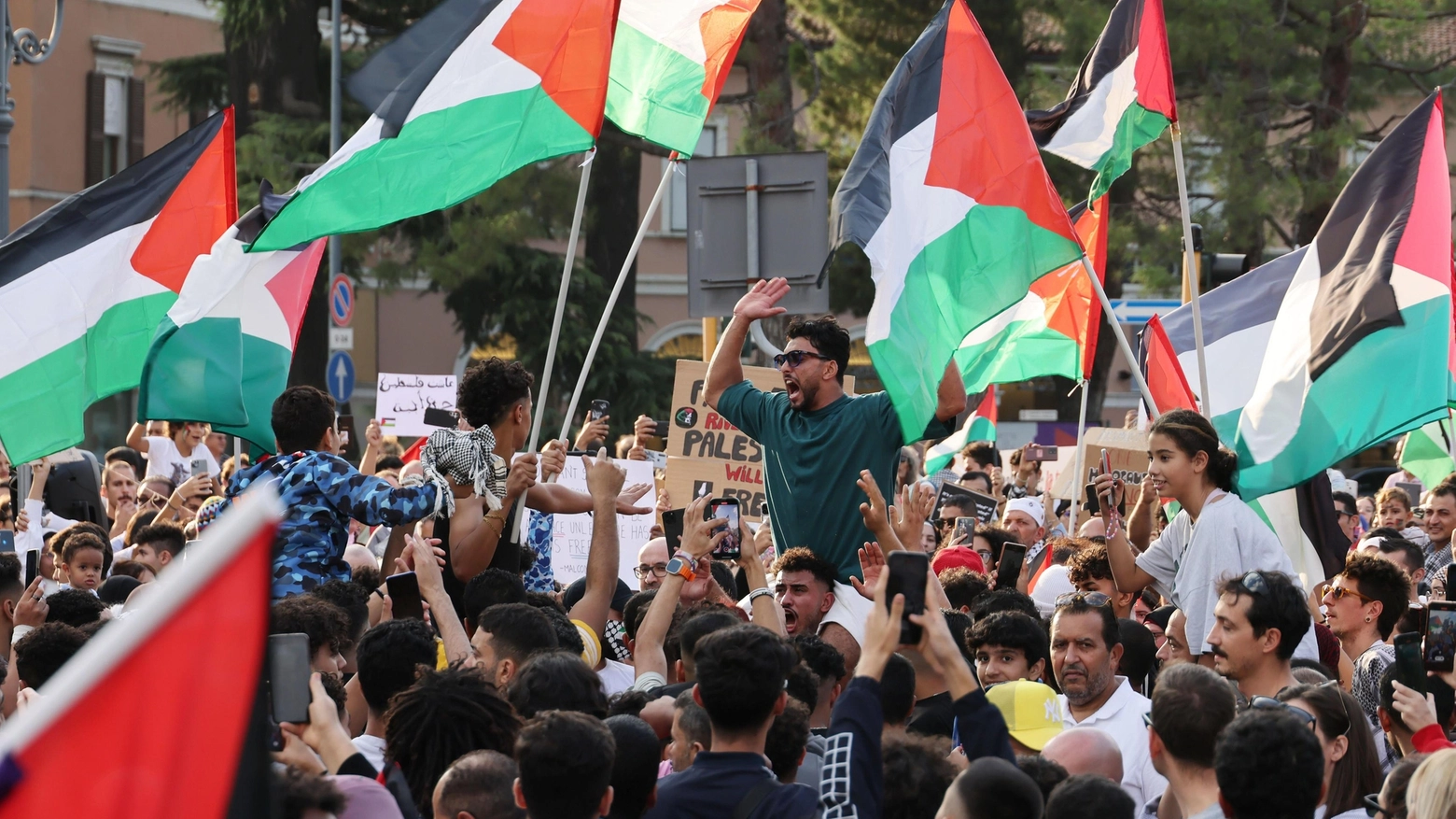 In piazza contro la guerra: "A Gaza genocidio di civili"