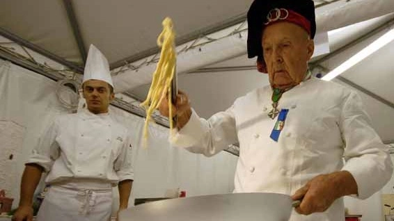 Renato Gualandi in cucina serve la pasta alla carbonara