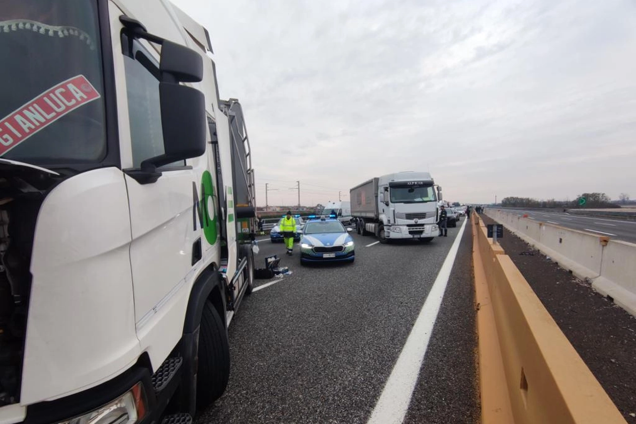 Tir di traverso su corsie A4, tentano rapina a portavalori