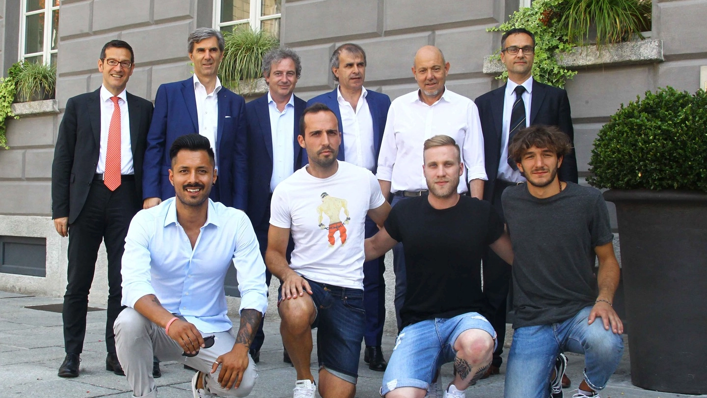 Terzo da destra in piedi, il presidente del Sondrio Oriano Mostacchi  con i dirigenti  e i nuovi giocatori (National Press)