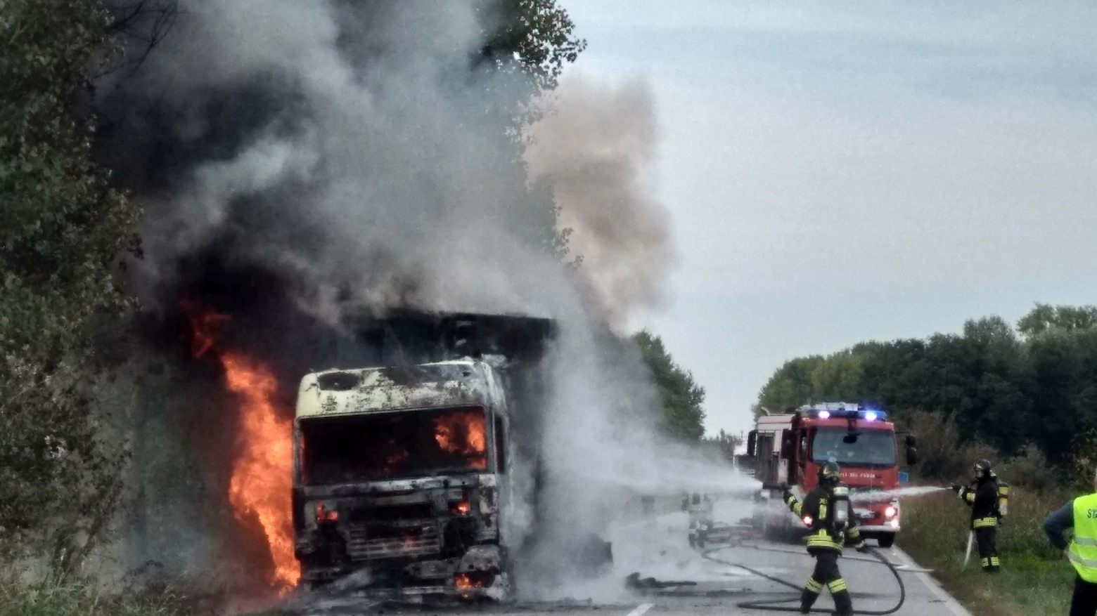 I vigili del fuoco spengono le fiamme che hanno avvolto il camion