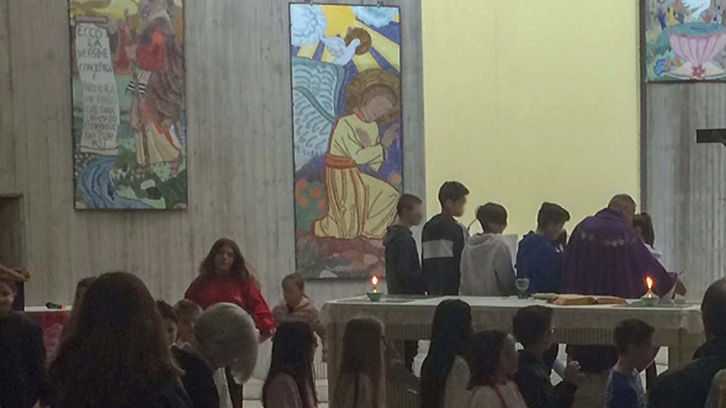 Don Sandro Cappelletti riceve i ragazzi durante la Messa