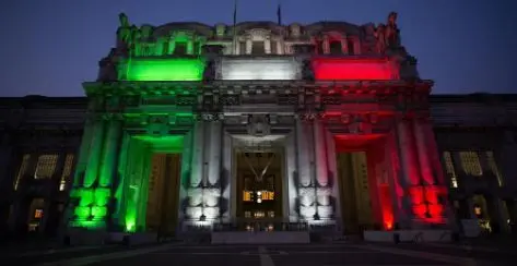 Milano, stazione Centrale s'illumina del tricolore: prima volta in 90 anni di storia VIDEO