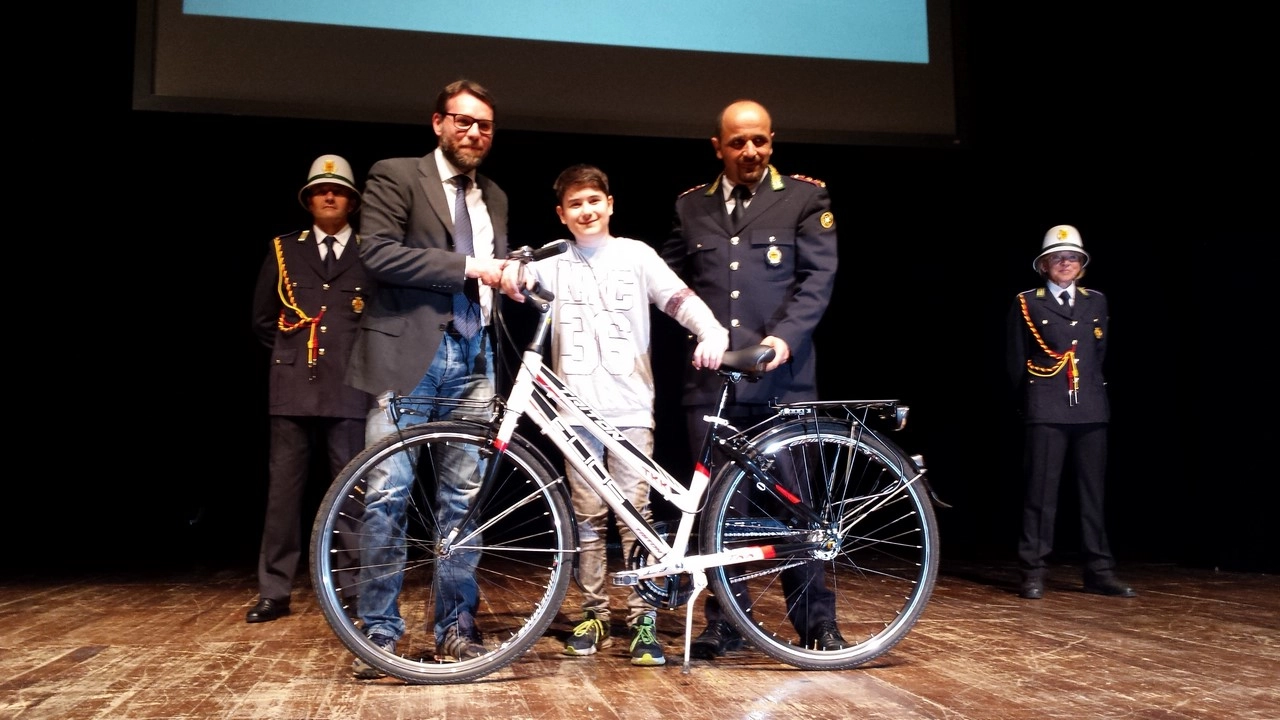 Emanuele Saponara della scuola Ada Negri ha vinto la bici