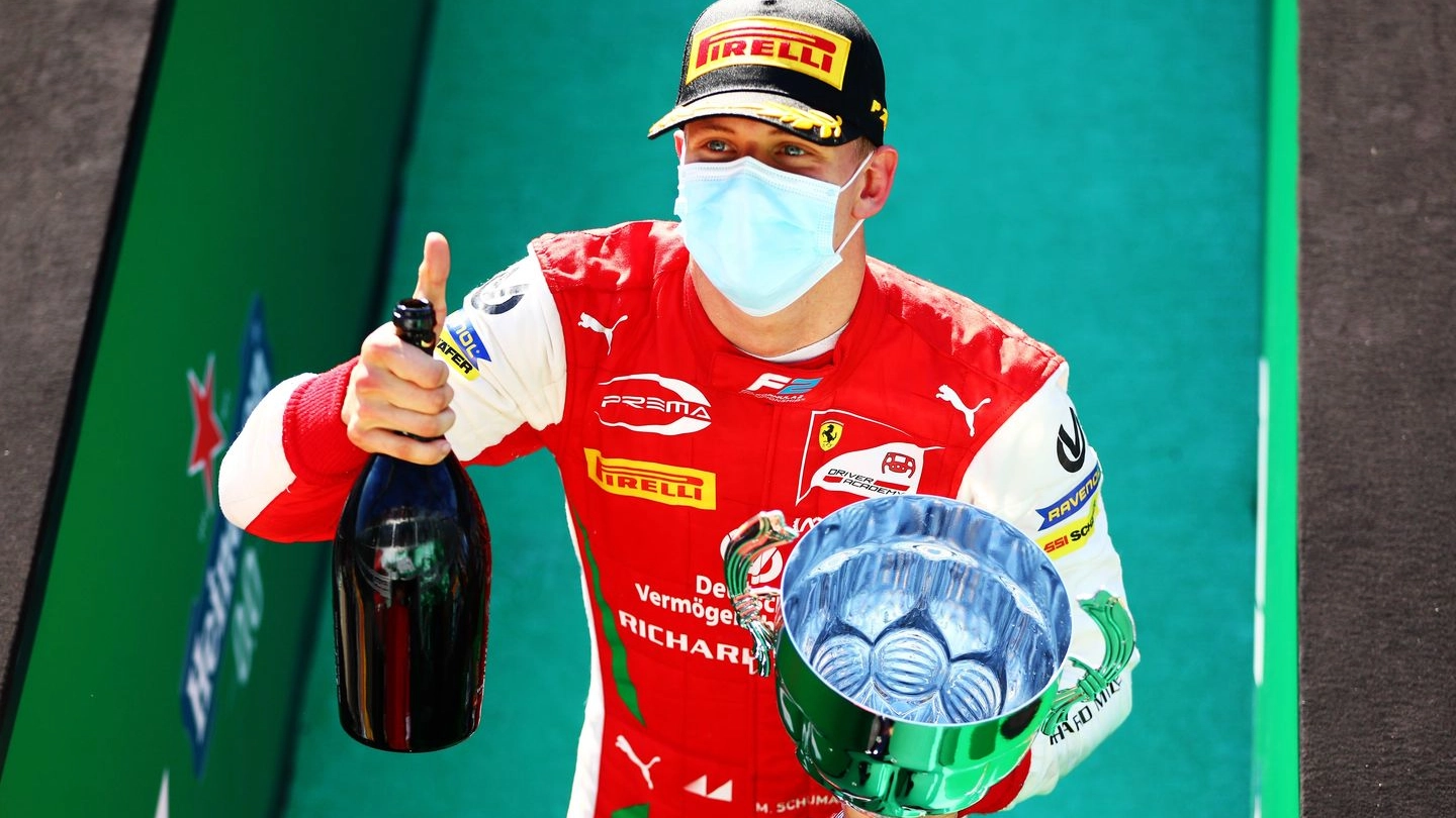Mick Schumacher festeggia la vittoria a Monza
