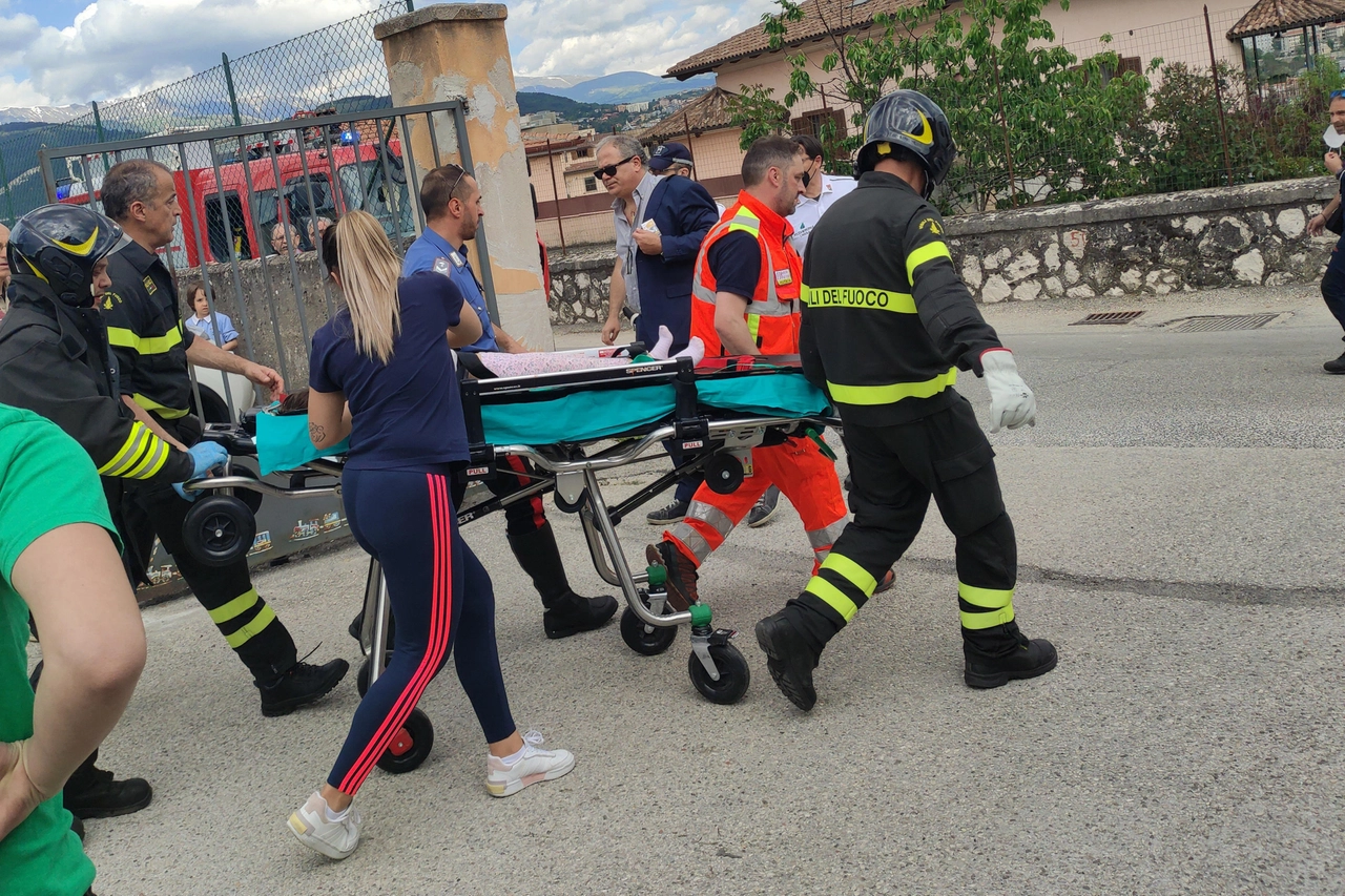 I soccorsi all'asilo de L'Aquila