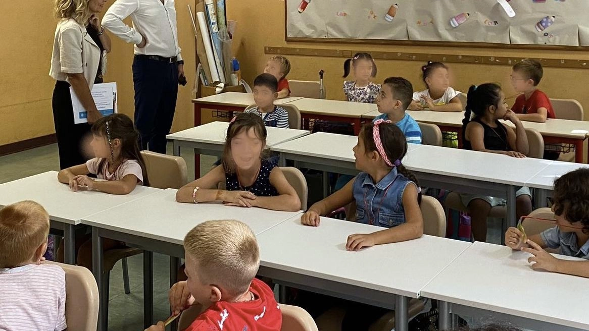 Il sindaco entra in classe Via al tour negli istituti "Qui si coltivano valori" Il sindaco entra in classe Via al tour negli istituti "Qui si coltivano valori"