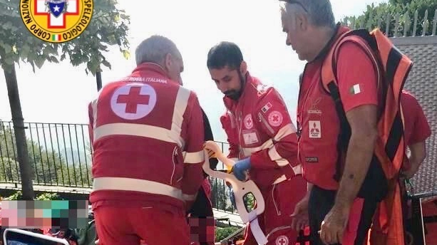 i soccorsi all'anziana donna caduta nel giardino di casa i soccorsi all'anziana donna caduta nel giardino di casa