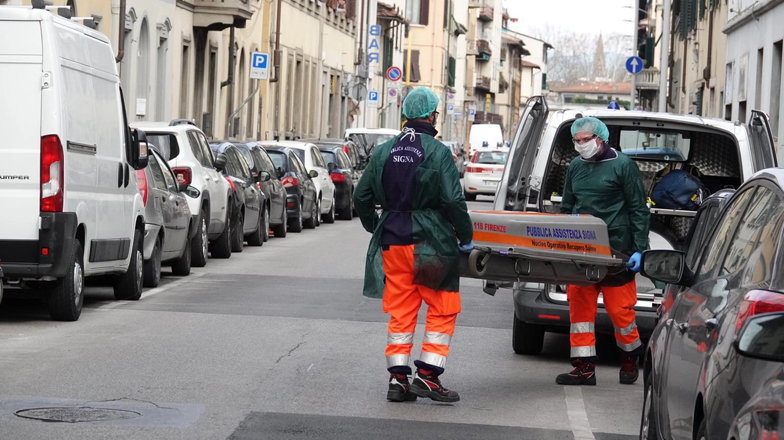 Firenze, omicidio-suicidio. Uno dei corpi viene portato via (New Press  Photo)
