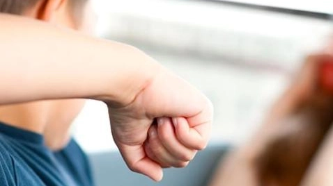 Un 14enne è stato mandato in ospedale da un gruppo di coetanei