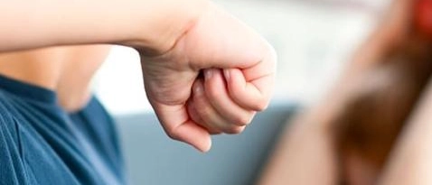 Il ragazzino aggredito da una banda di adolescenti era già stato preso di mira: “Ha passato l’estate chiuso un casa per la paura”. Il sindaco Fracassi: sono preoccupato