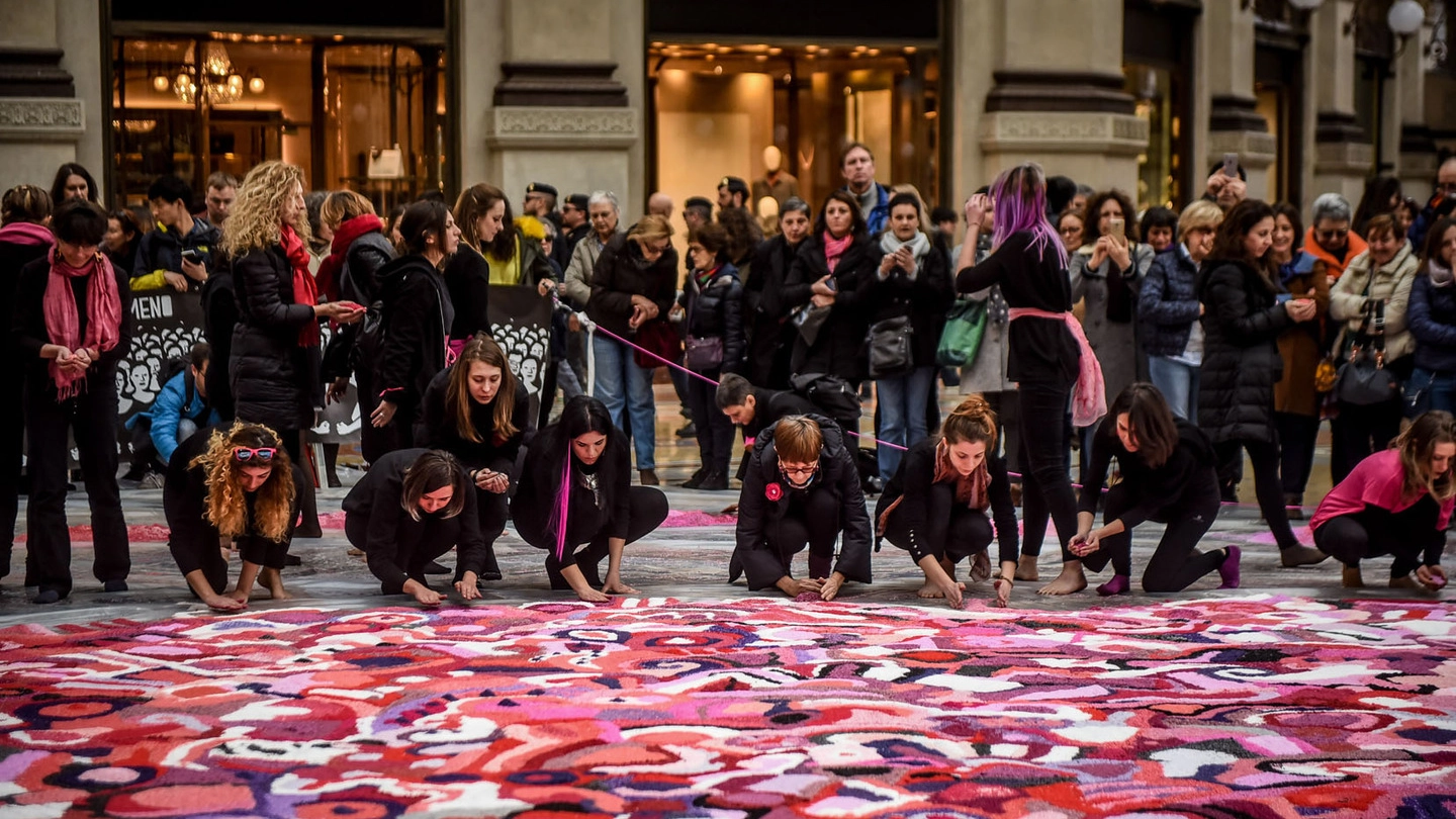 L'opera in Galleria Vittorio Emanuele II (Lapresse)