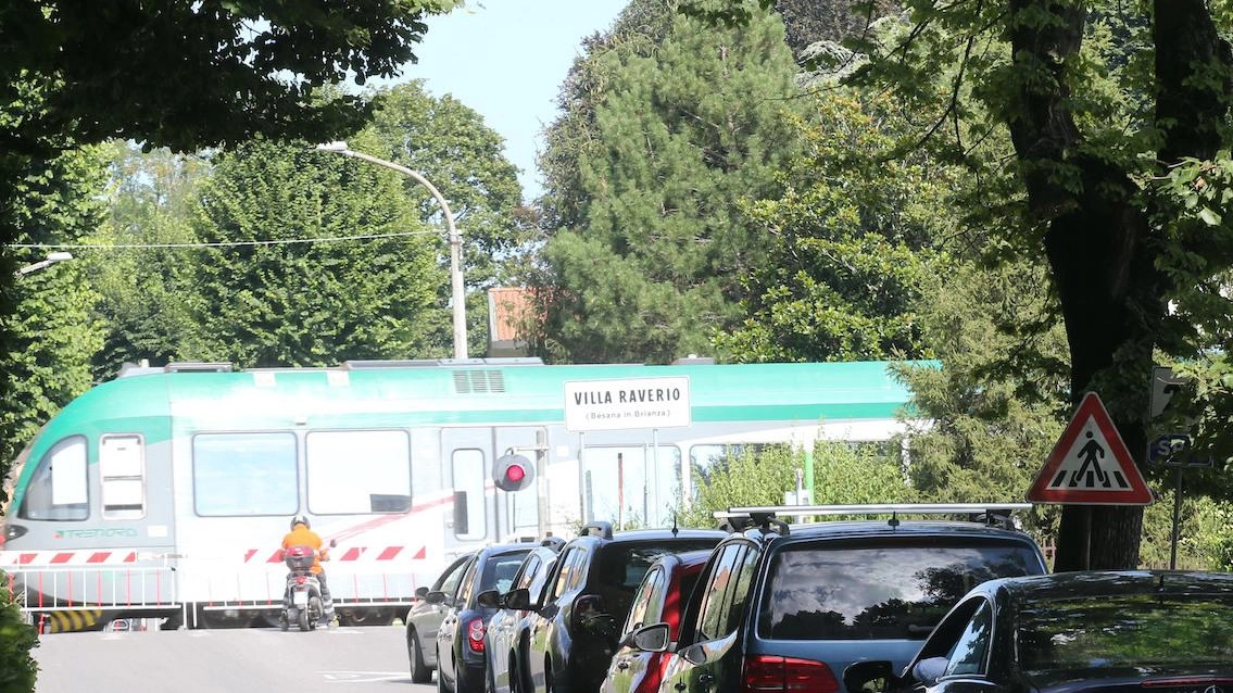 Dai sottopassi a una nuova strada Le alternative al passaggio a livello Dai sottopassi a una nuova strada Le alternative al passaggio a livello