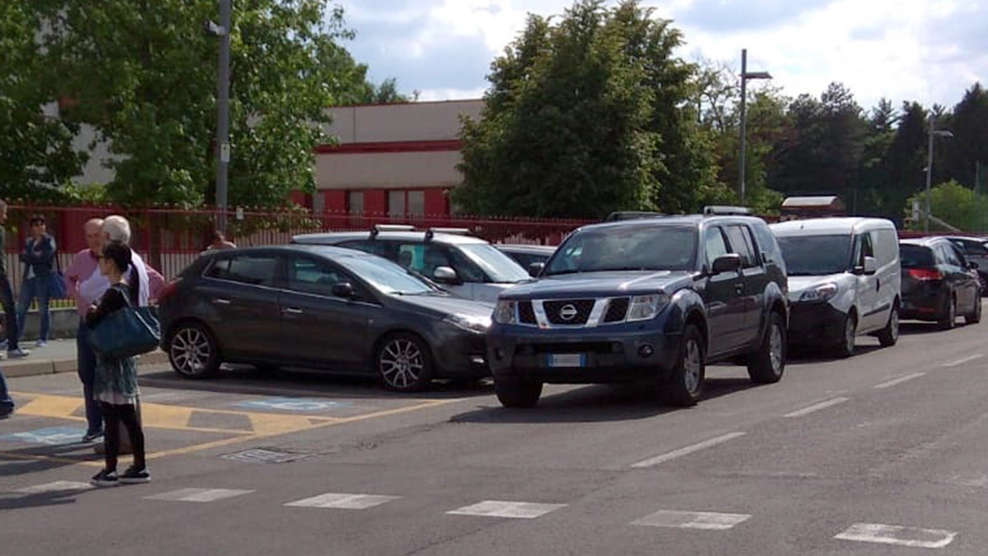 Auto in doppia fila a Legnano
