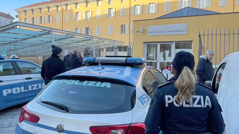La polizia ha impedito che l'uomo appiccasse il fuoco davanti alla Procura La polizia ha impedito che l'uomo appiccasse il fuoco davanti alla Procura