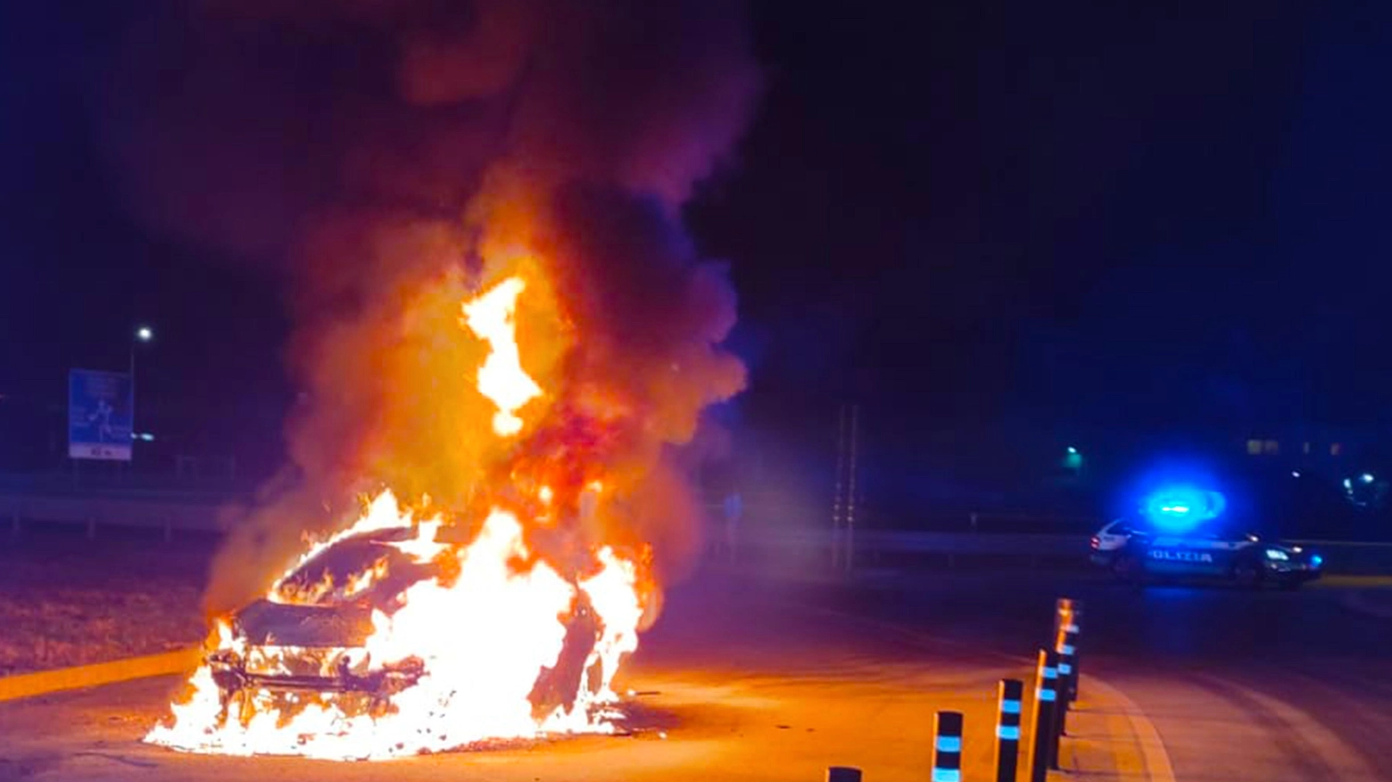 Auto incendiata a Piantedo